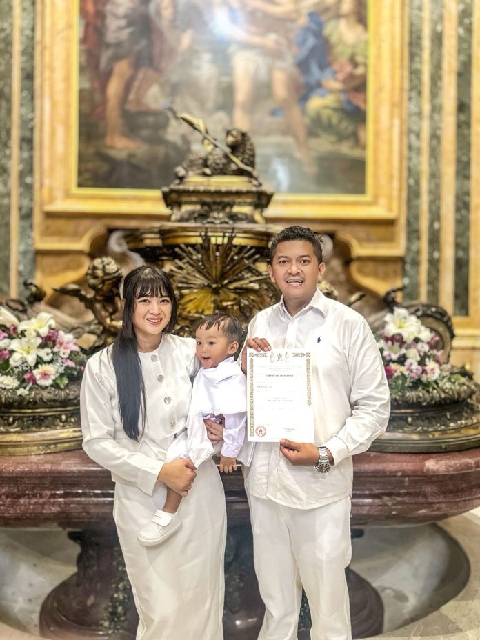 Pasutri Katolik dari Indonesia: Oscar Baskara dan Ny. Erlinda bersama bayi mereka bernama Damian menerima Surat Baptis. Damian telah menerima Sakramen Baptis di Basilika Santo Petrus Vatikan, Senin 26 Mei 2025. (Dok Keluarga)
