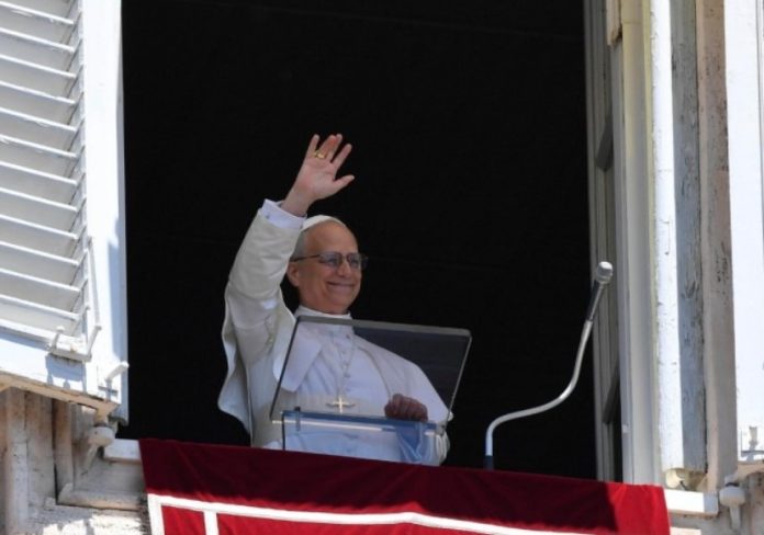 Paus Leo XIV dalam doa Ratu Surga (Regina Caeli) pertamanya sebagai Paus dari jendela Istana Vatikan, 26 Mei 2025. (Vatican Media)