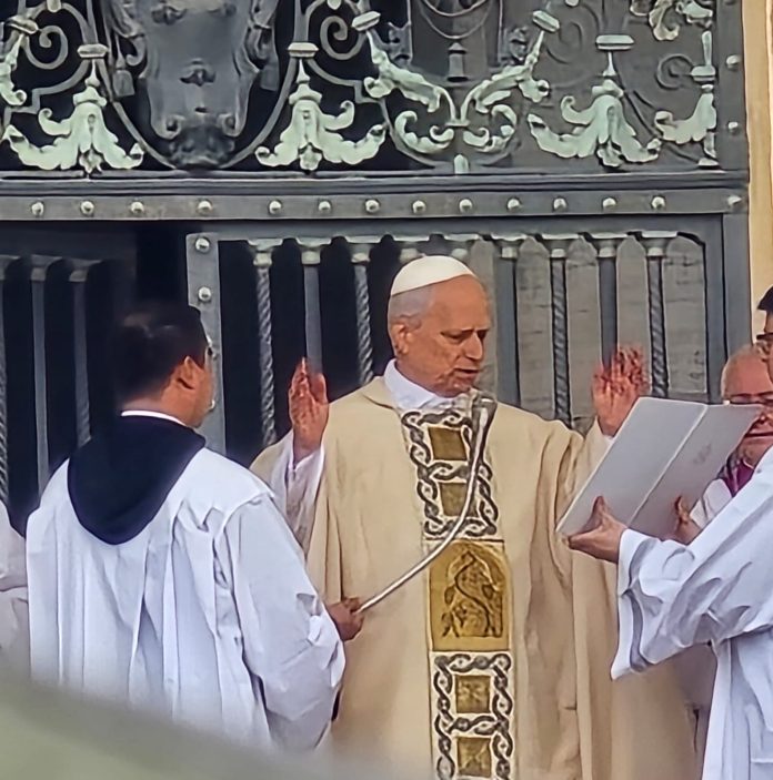 Paus Leo XIV memulai masa kepausannya dengan merayakan ekaristi meriah di Lapangan Santo Petrus Vatikan, Minggu 18 Mei 2025. (Romo Agustinus Purnama MSF)