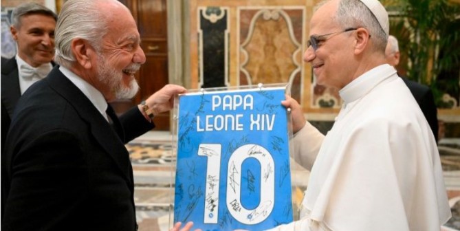 Paus Leo XVI menerima kaos bernomor 10 dari pemilik klub sepakbola Napoli. (Vatican Media)