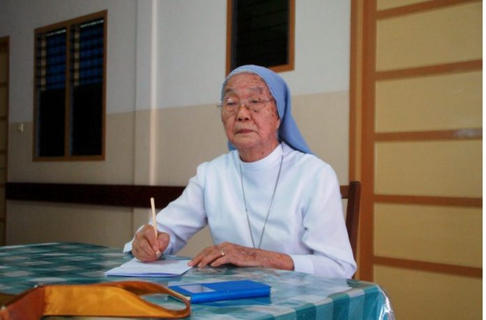 RIP Sr. Edmunda Tandinaria SFIC (95) saat berbincang-bincang panjang bersama Sesawi.Net tahun 2018 di Griya Kasepuhan Suster SFIC Antonius Merdeka, Pontianak. (Mathias Hariyadi) 1