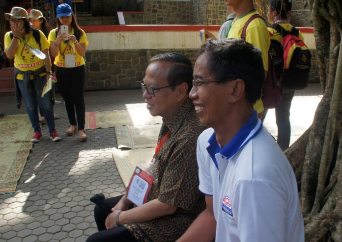 RIP Stanislaus Kotska Totok Sutyanto asal Paroki Mertoyudan. Foto ini terjadi saat almarhum Totok bersama Uskup KAS waktu itu Mgr. Igantius Suharyo menemani kontingan peserta Asian Youth Day ke-7 kunjungi Sendangsono tahun 2008. (Mathias Hariyadi)