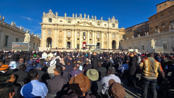 Suasana di Lapangan Santo Petrus Vatikan jelang Misa Intronisasi atau Misa Awal Masa Kepausan Bapa Suci Paus Leo XIV. (Romo Agustinus Purnama MSF)