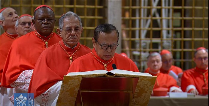 Uskup Keuskupan Agung Jakarta Ignatius Kardinal Suharyo mengucapkan janji dan sumpah untuk menjaga kerahasiaan proses Konklaf yang dia ikuti mulai Rabu 7 Mei 2025. (Vatican News)