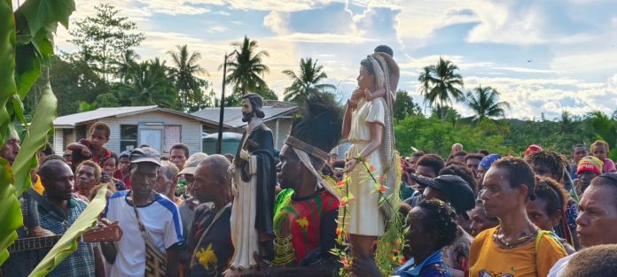 Prosesi devosi kepada Bunda Maria sebagai kegiatan ziarah iman lintas batas negara antara Indonesia-PNG mengawali Bulan Maria 2025. (Dok. Pastor Fabianus Lana Pr/Keuskupan Agung Merauke)
