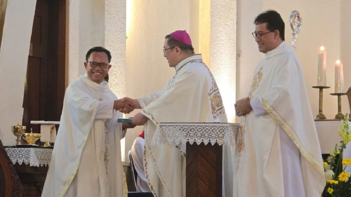 1. Sertijab Pastor Paroki Katedral Malang, Romo Petrus mendapatkan ucapan selamat dari Bapak Uskup