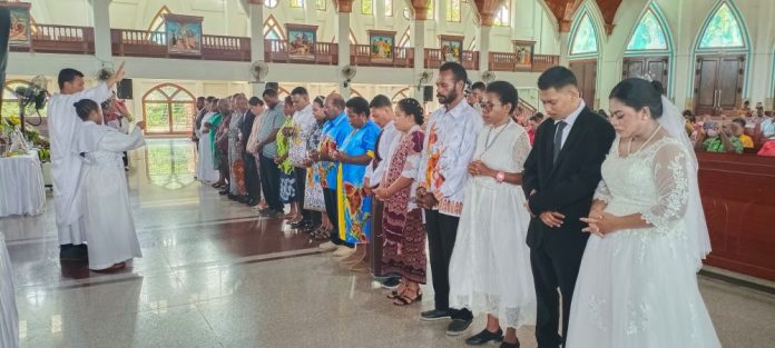 10 pasangan saling menerimakan Sakramen Perkawinan di Gereja Kristus Sahabat Kita Paroki Nabire, Papua Tengah. (Johanes Reyaan)