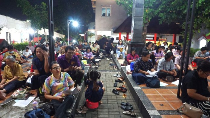 Hampir 400 umat menghadiri perayaan Ekaristi Malam 1 Sura di pelataran GM Talangsing Sih. (Elwin) ok