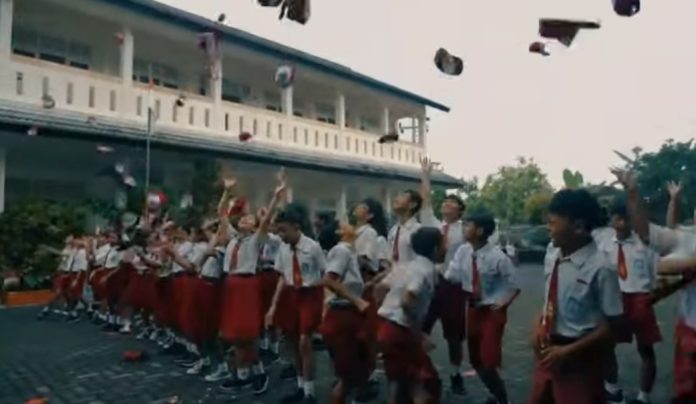Para murid SD Kanisius Murukan di Wedi, Klaten, mengungkapkan sukacita lulus sekolah dengan aksi lempar topi ke atas. (Ist)