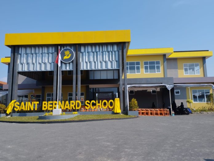 Penampakan tampak depan bangunan baru SMA Santo Bernadus Pekalongan, Jateng. Sesuai namanya barunya, maka lembaga pendidikan formal Katolik di Pekalongan ini sekarang bernama Saint Bernard School. (ME Soesiati)
