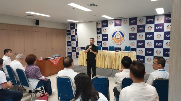 Romo Adrian Adirejo OP selaku Penasihat Teologi PUKAT Nasional dalam sesi memberi materi spiritual membangun hati kepada jajaran Pengurus PUKAT Nasional di KWI, 4 Juni 2025. (Mathias Hariyadi)