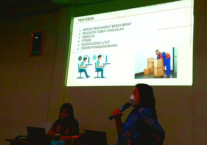 Sosialisasi tentang penyakit saraf kejepit oleh tim dokter RS Brayat Minulya Surakarta kepada jaajran guru dan staf Yayasan Kanisius Surakarta. (FX Juli Pramana)