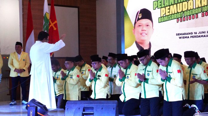 Usai pelantikan, sebagai moderator Romo Budi Nugroho, SJ mendoakan dan memberkati seluruh pengurus Komisariat Daerah Jawa Tengah. (dok Elwin)