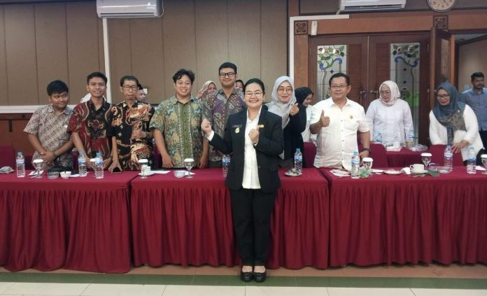 Ketua Pemuda Katolik Komcab Semarang, Dafa (tengah) bersama Wali Kota Semarang Agustina (depan) dan para tokoh yang hadir. (foto pribadi) (2)