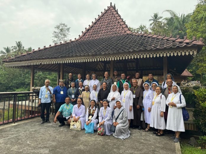 Para imam. bruder, suster asal Paroki Promasan berpose bersama di depan Wisma GIK 2. (Br. Dinus Kasta MTB)