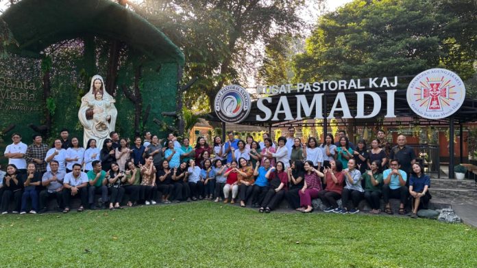 Para peserta retret bersama Romo Bei Witono SJ di Wisma Samadi Klender