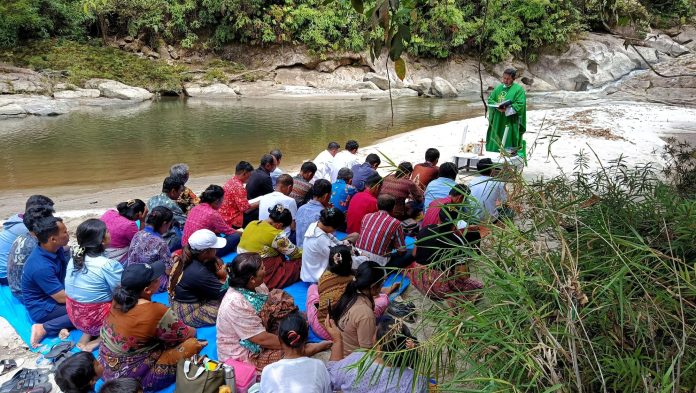 Perayaan Ekaristi bersama umat dari tiga stasi di alam terbuka bersama Pastor Parlindungan Sinaga Pr. (Febri Sitinjak)