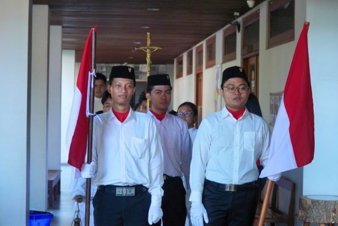 lustrasi OMK Gereja Santo Paulus Paroki Kleco Surakarta ikut ambil bagian dalam peringatan HUT Kemerdekaan RI dalam prosesi penghormatan Bendera Merah Putih sebelum Perayaan Ekaristi (Foto KomSos Kleco)