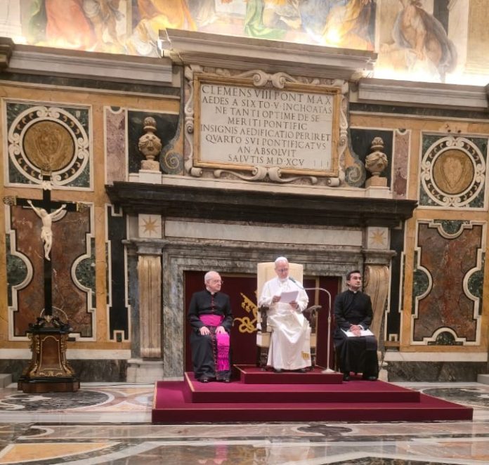 Paus Leo XIV di hadapan Umat Katolik Indonesia di Roma Senin 22 September 2025 dalam sebuah audiensi khusus. (Vatican Media) ok