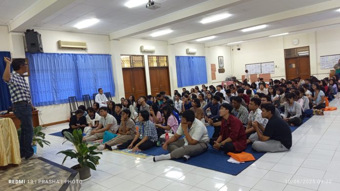 Memberi perhatian serius pada perkembangan dan pembinaan iman kristiani di antara para murid sekolah negeri yang tidak mendapatkan porsi cukup untuk "belajar agama" Katolik secara benar. Mengumpulkan mereka dalam sebuah sesi rekoleksi bersama. (KomKat KAJ)