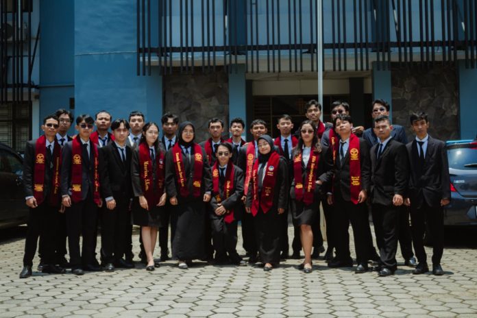 65 mahasiswa STIKOM Yos Sudarrso Purwokerto dinyatakan lulus yudisium 15 Oktober 2025. (Dok. Deliyo Rival)