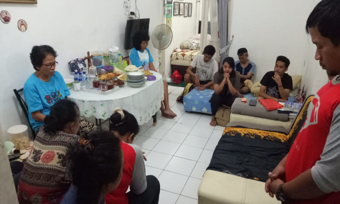 Doa bersama dalam keluarga. (Louis Djangun)