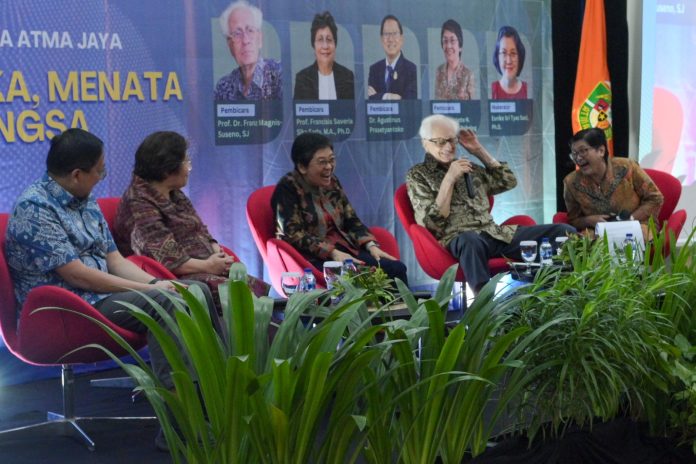 Para narasumber bicara tentang tantangan Indonesia saat ini dalam acara seminar dalam rangka peringatan 65 tahun Unika Atma Jaya Jakarta. (Panitia)