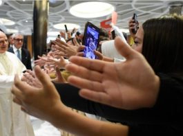 Paus Leo XIV kepada Kaum Muda: Jangan Suka Terpaku Lihat HP, Sesekali Lihat dan Pandanglah Langit