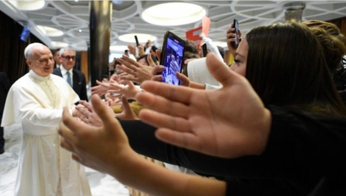 Paus Leo XIV dan kaum muda. (Vatican Media)