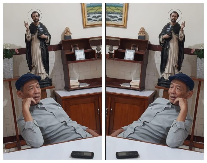 Sastrawan dari Wangon Kabupaten Banyumas Ahmad Tohari (77) di Purwokerto. (Mathias Hariyadi Titch TV)