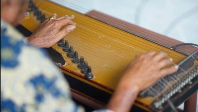 Ilustrasi - Bermain musik dengan instrumen kecapi. (Ist)