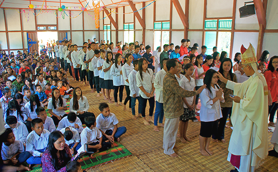 Ilustrasi - Mgr. Pius Riana Prapdi saat memberikan Sakramen Penguatan di sebuah gereja di wilayah udik Kabupaten Ketapang tahun 2016. (Mathias Hariyadi)