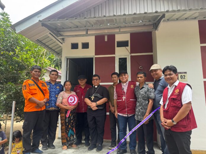 Foto 1 - Serah terima rumah perdana yang sudah selesai dibangun dalam Gerakan Rumah Bela Rasa di Kec. Andam Dewi, Tapanuli Tengah (1)
