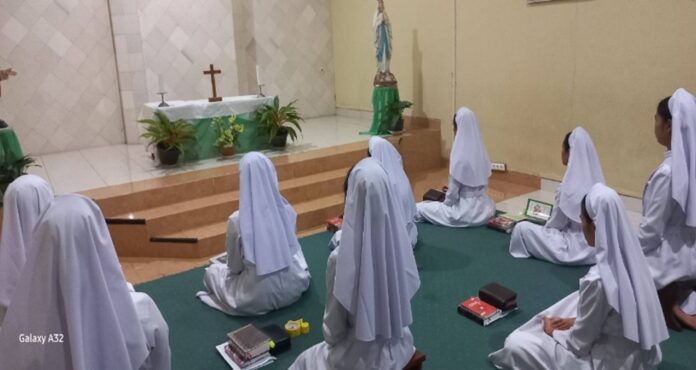 Para Suster Novis dalam pembinaan, Latihan Meditasi merenungkan sabda Tuhan. Membersihkan karat Jiwa ( Foto Novisiat SFD yogyakarta)