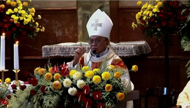 Uskup Penahbis Utama misa tahbisan lima imam baru Jesuit di Gereja St. Antonius Padua Paroki Kotabaru Yogyakarta Uskup Emeritus Keuskupan Banjarmasin Mgr. Petrus Boddeng Timang. (Paroki Kobar) 2